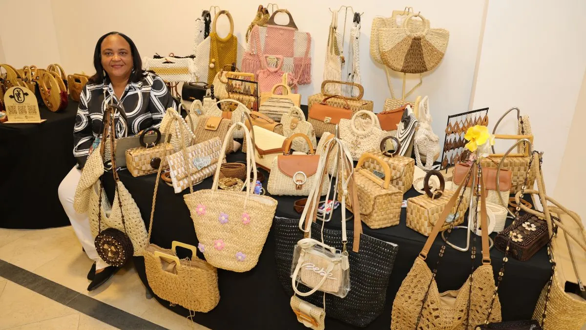Coco, larimar y retazos: la artesana que convierte desechos en diseño
