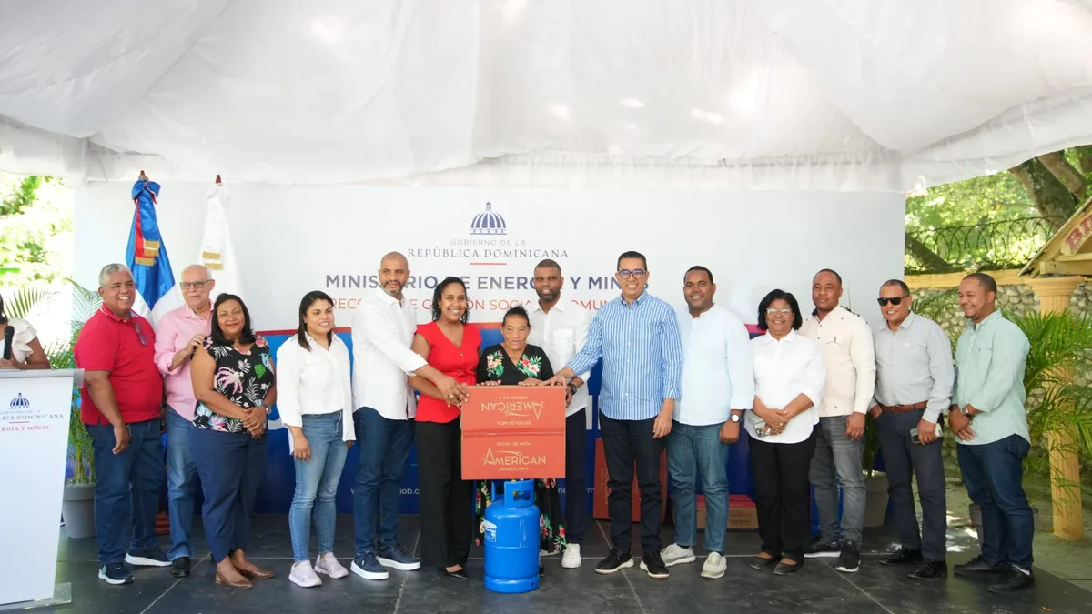Energía y Minas: 125 hogares de Bahoruco dejan la leña por cocinas a GLP
