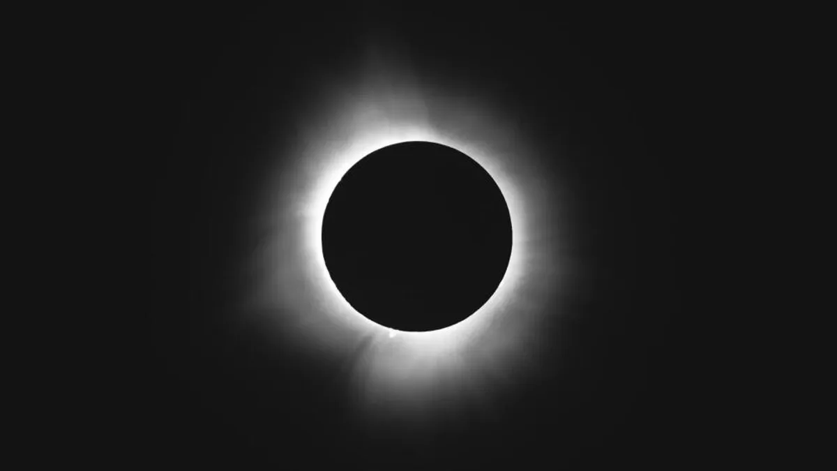 Eclipse solar total deslumbra a millones en España: imágenes y reacciones