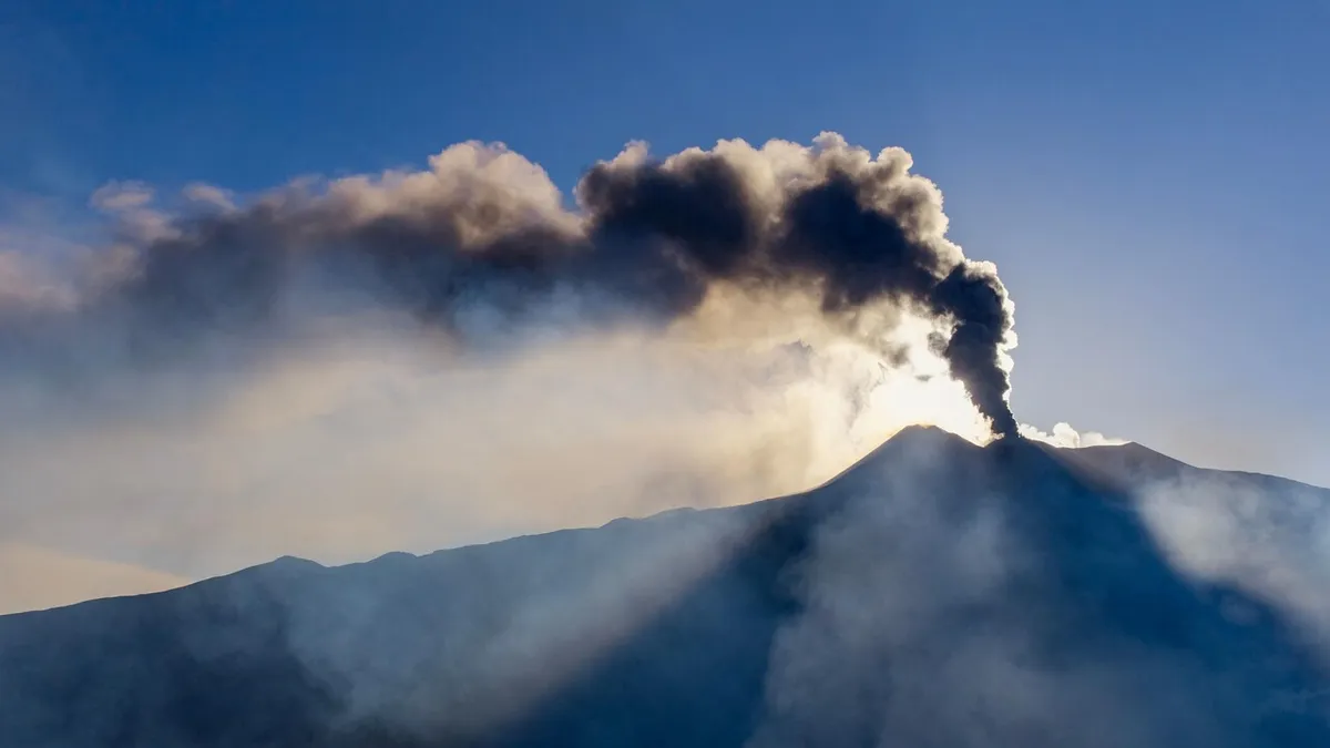 El Etna lleva seis días en erupción y desata caos aéreo en Sicilia