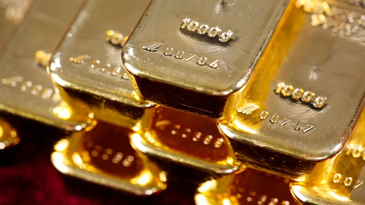 El oro rompe otro récord: la onza supera los US$4,400 y no frena