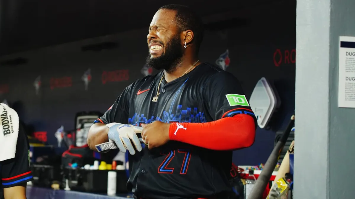 Vladimir Guerrero Jr. sale tras colisión en tercera y entra en protocolo de conmoción: 'tiene un poco de dolor de cabeza'